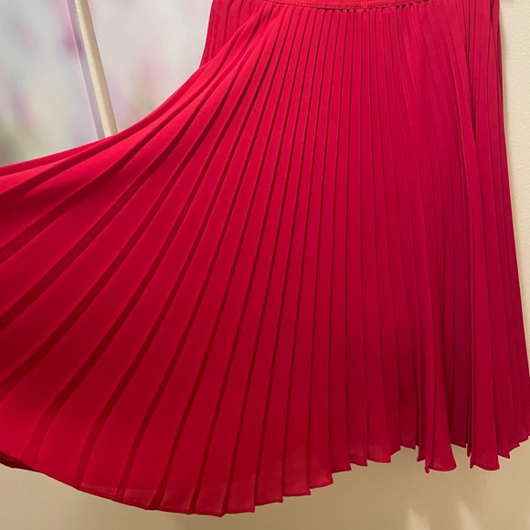 Super nice red color pleated skirt - Picture 4 of 4